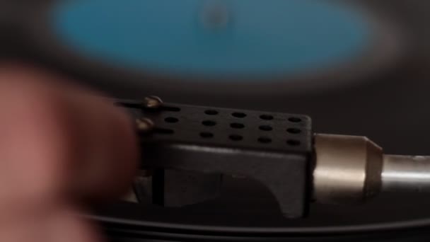Extrême gros plan main masculine démarrage lecteur de disque rétro, déposer le stylet, mise au point sélective 
