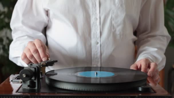 Hombre Con Camisa Blanca Comenzando Retro Tocadiscos Poner Lápiz Escuchar — Vídeos de Stock