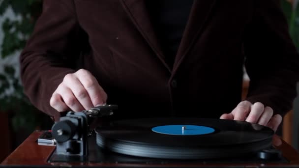 Hombre Con Chaqueta Comenzando Retro Tocadiscos Tumbar Lápiz Escuchar Música — Vídeos de Stock