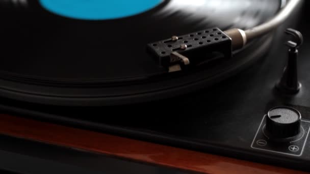 Close Mão Masculina Começando Retro Record Player Estabelecer Estilete Foco — Vídeo de Stock