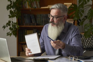 Mesafe öğrenme kavramı. Öğretmen, çevirmen, özel öğretmen boş tabakta kalemle kütüphane noktalarında, seçici odak