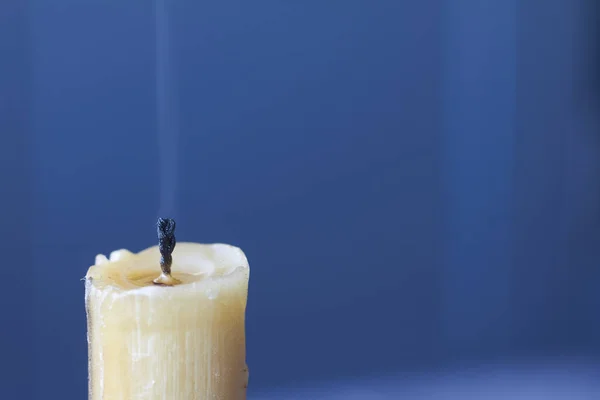 Nahaufnahme Einer Erloschenen Kerze Und Rauch Über Docht Weiße Kerze — Stockfoto