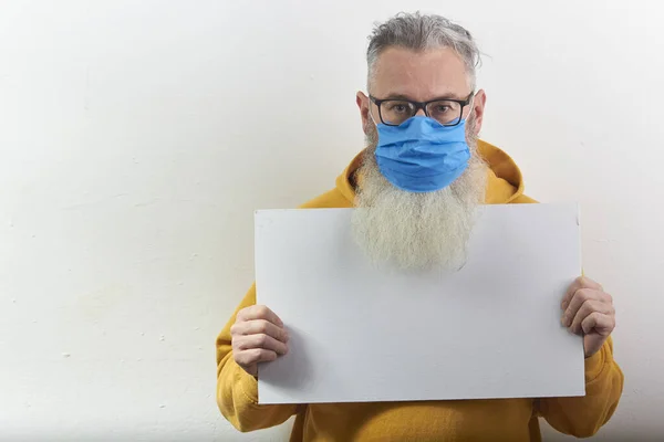 Πορτρέτο Του Ώριμου Γκριζομάλλη Γενειοφόρος Άνδρας Προστατευτική Ιατρική Μάσκα Προσώπου — Φωτογραφία Αρχείου