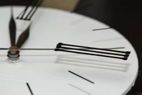 Extremadamente Cerca Las Agujas Del Reloj Negro Una Esfera Blanca — Foto de Stock