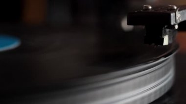 Erkek eli yakın çekimde retro plakçalara başlıyor, iğneyi bırak, seçici odaklanma