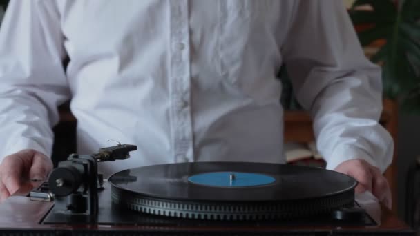 Homem de camisa branca iniciando retro record player, coloque a agulha e ouvir música — Vídeo de Stock
