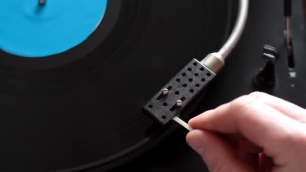 Detail mužská ruka začíná retro gramofon, položte jehlu, selektivní zaostření — Stock video
