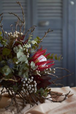 Paketlemesiz egzotik buket bej masa örtüsü, çevresel çiçekçilik konsepti, seçici odak