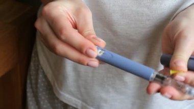 Bir kadının yakın çekimi midesine insülin enjekte eder. Kan şekeri hastalığına insülin enjekte etmek. Diyabetik glisemik kontrol. Bağımlı birinci tip diyabet hastası.