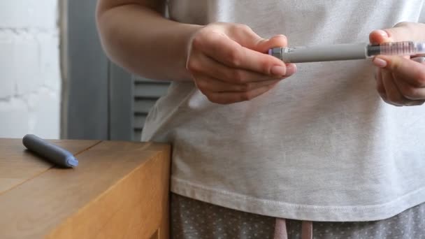 Primer Plano Una Mujer Produce Una Inyección Insulina Estómago Inyecciones — Vídeos de Stock