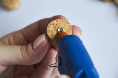 Ev yapımı şarap mantarı paneli, kadın şarap mantarı panosu, seçici odaklanma.