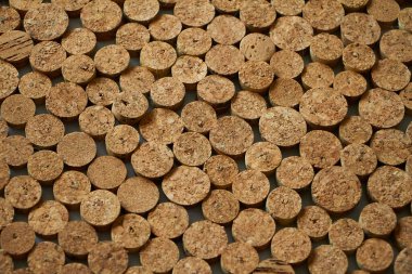 Ev yapımı doğranmış şarap tıpası panosu, seçici odaklanma