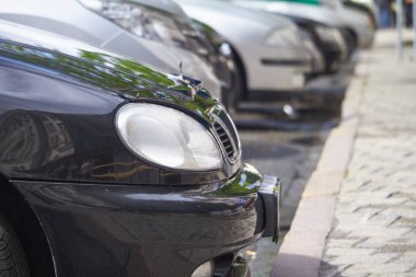 Şehir parkında bir sürü park edilmiş araba, seçici odak