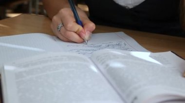 Öğrenciler bir dizüstü bilgisayarda yazmak