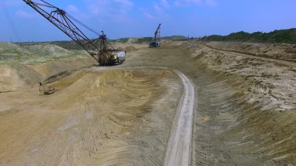 Volar en la carrera de una excavadora — Vídeos de Stock