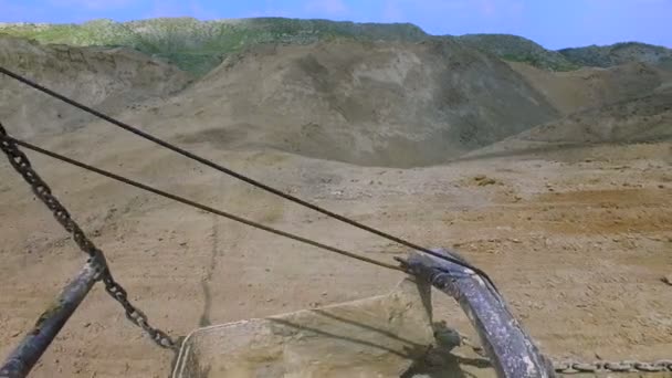 Volar en la carrera de una excavadora — Vídeo de stock