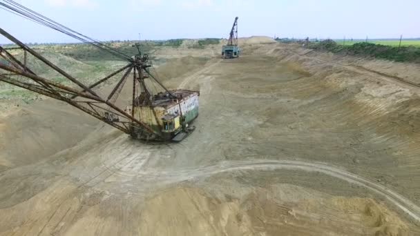 Voler dans la carrière d'une excavatrice 