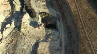Demir cevheri ocağı üzerinde uçan