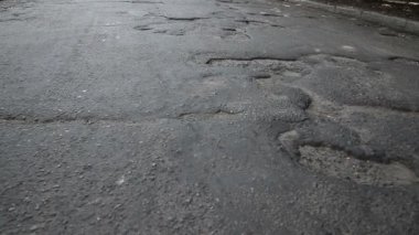 Yoldaki çukur
