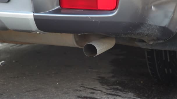 Exhaust pipe running car — Stock Video