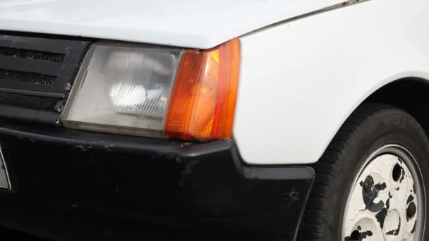 Araba dönüm yanıp sönen ışıklar — Stok video