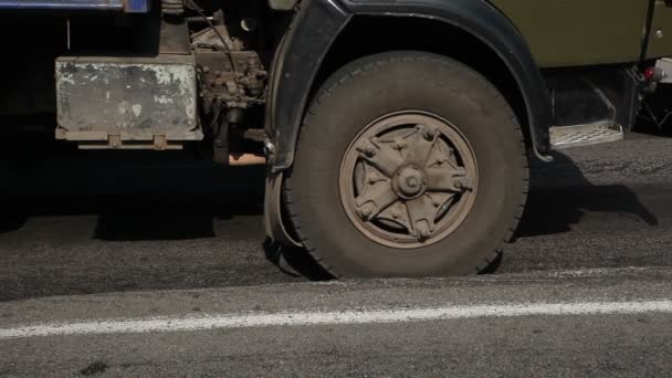 La superficie desigual de la carretera — Vídeos de Stock