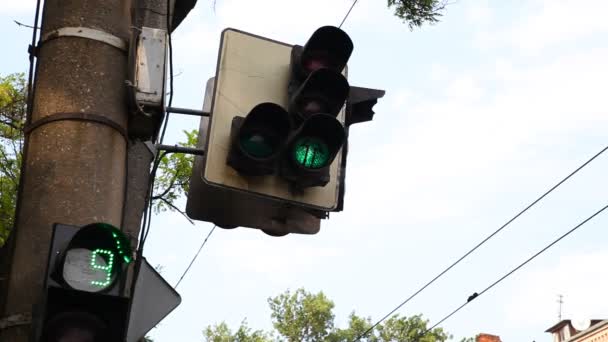 Luzes de trânsito na encruzilhada — Vídeo de Stock