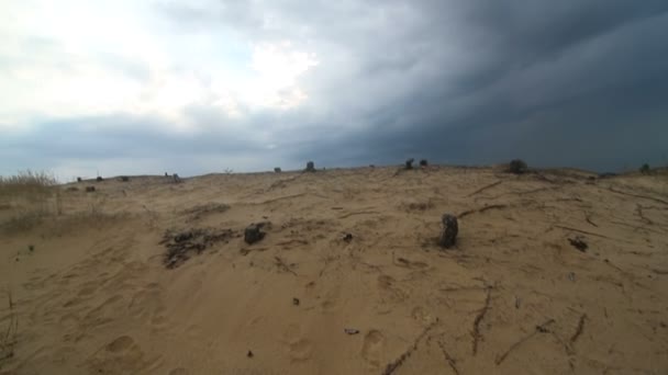 Czarne chmury nad pustynia miejscowości — Wideo stockowe
