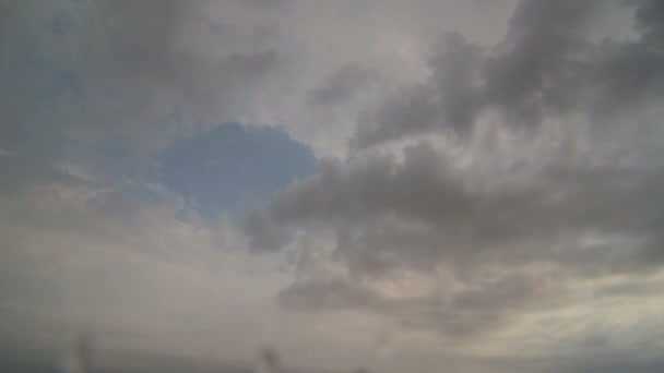 Zwarte wolken boven de woestijn plaats — Stockvideo