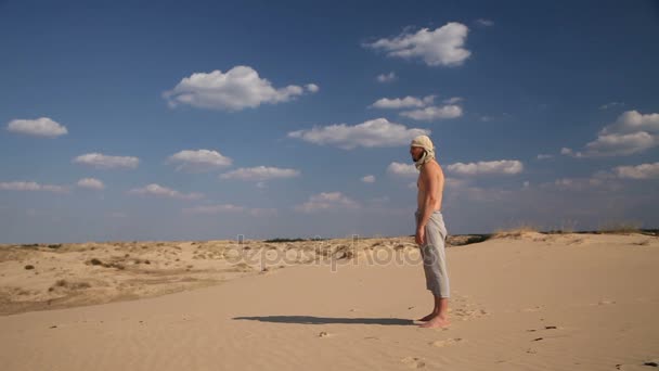 一名男子站在沙漠里 — 图库视频影像