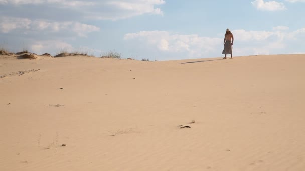 Ένας άνδρας περπατά μέσω της ερήμου — Αρχείο Βίντεο