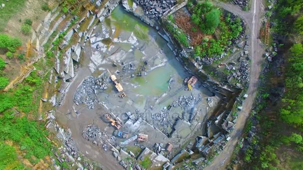 Granit stenbrott gruvdrift. flygfotografering — Stockvideo