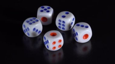 Zar siyah bir masaya döndürün