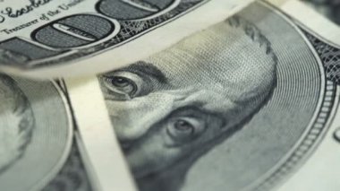 Yüz dolar faturaları masanın üzerine