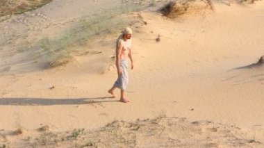 Çölde bir adam girer