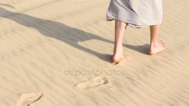 Een man loopt door de woestijn — Stockvideo