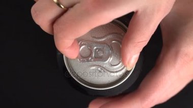 Kız bir bira kutu açılır