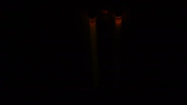 Tavanda floresan ışığı yanıp sönüyor