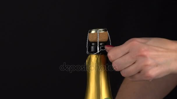 Девушка открывает шампанское — стоковое видео