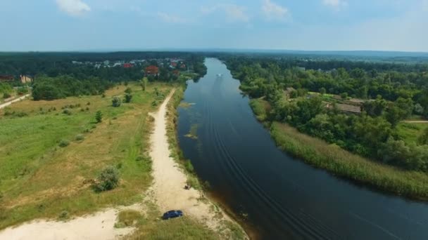 Drones volants au-dessus de la rivière 