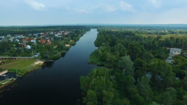 这条河上飞无人机 — 图库视频影像