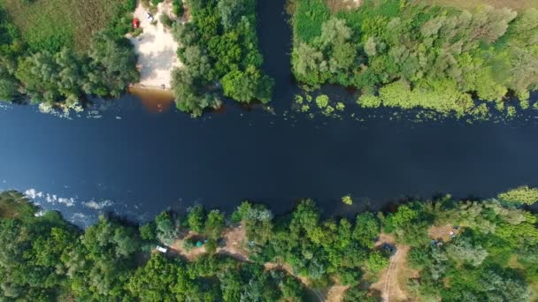 Vôo drones sobre o rio — Vídeo de Stock