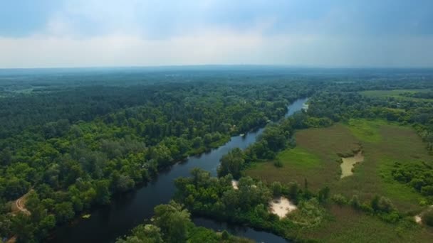 Ιπτάμενα drones πάνω από τον ποταμό — Αρχείο Βίντεο
