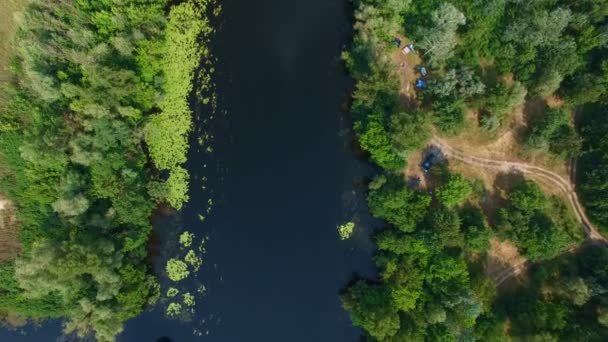 Drones voladores sobre el río — Vídeos de Stock