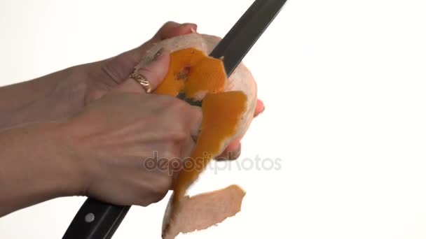 Girl cuts a knife peel grapefruit — Stock Video