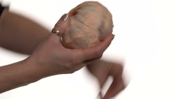 She cleans the skin of the grapefruit — Stock Video