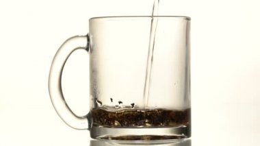 çay bir fincan kaynar su dökülür