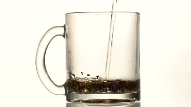 La taza de té se vierte agua hirviendo — Vídeos de Stock