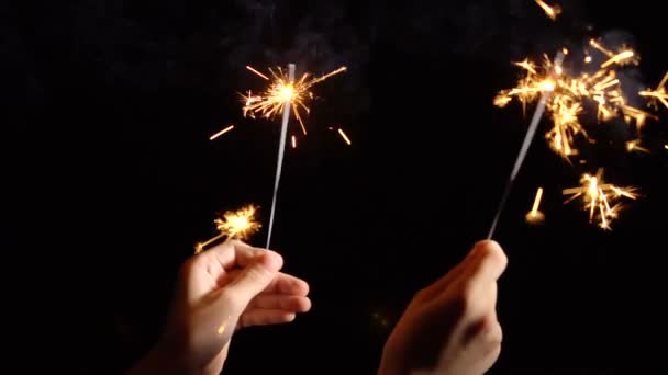 Brilhantes em chamas na mão — Vídeo de Stock
