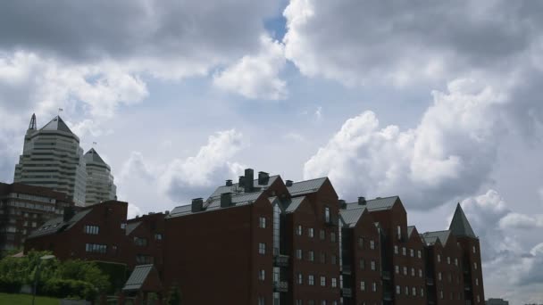 Himlen med moln i city — Stockvideo